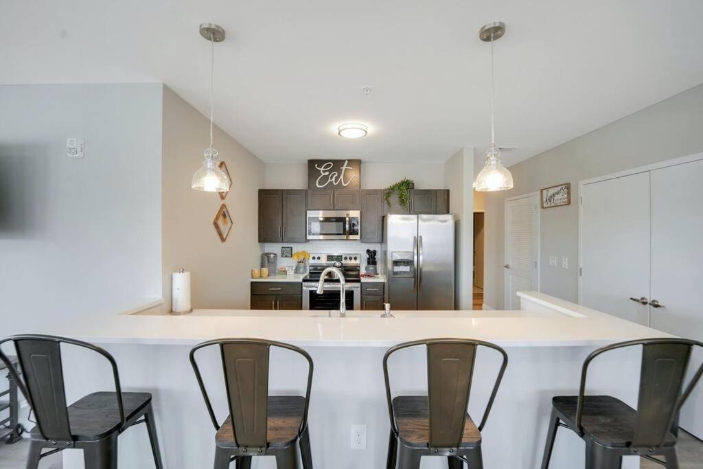 Beautiful 2Br Apt/Ewr Airport/King /Free Parking نيوآرك المظهر الخارجي الصورة